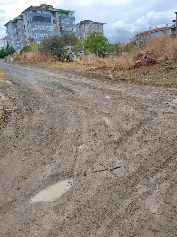 Tekirdağ Altınova'da 3 yıllık yol sorununa pankartlı tepki