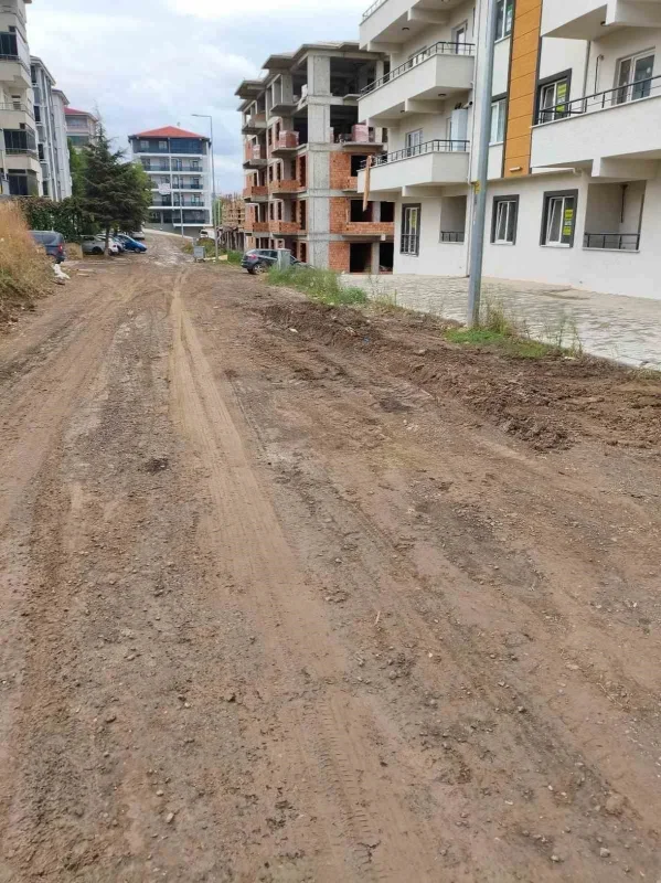 Tekirdağ Altınova'da 3 yıllık yol sorununa pankartlı tepki