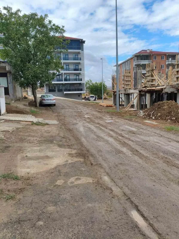 Tekirdağ Altınova'da 3 yıllık yol sorununa pankartlı tepki