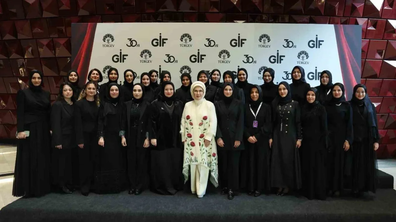 Emine Erdoğan, GİF'27 açılışında gençlere seslendi