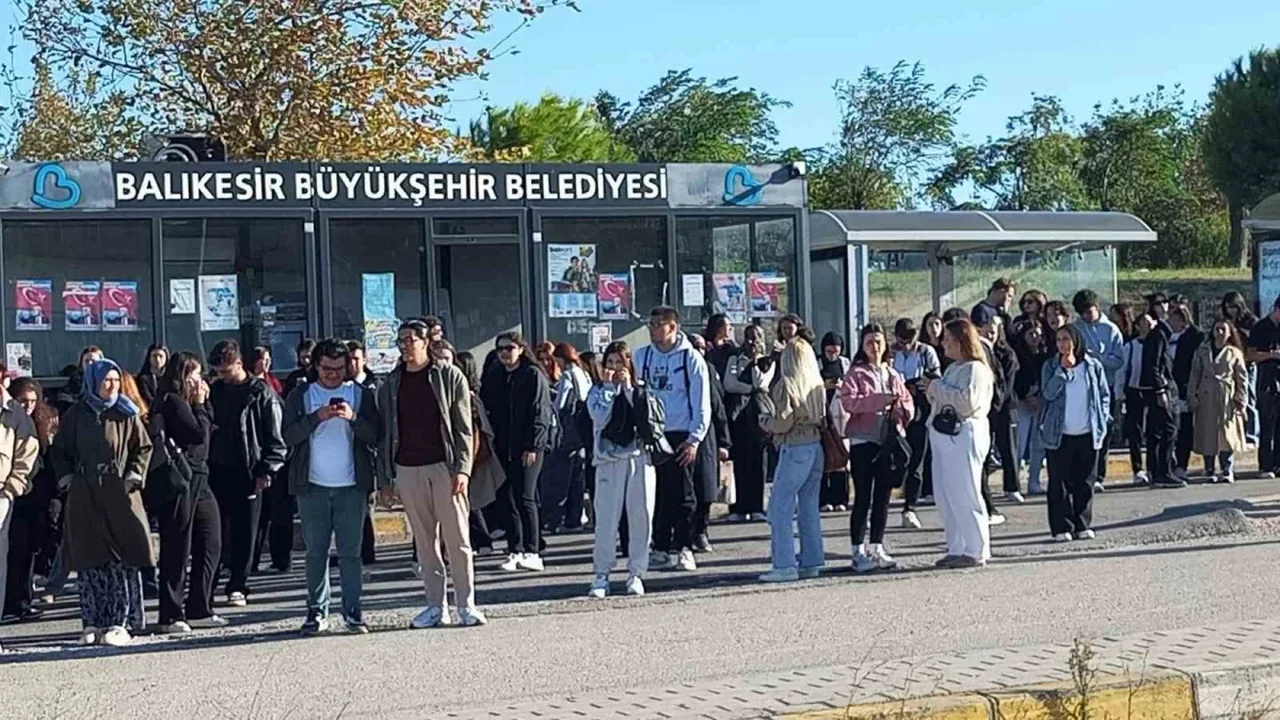 Bandırma Onyedi Eylül Üniversitesi'nde ulaşım kuyruğu krizi
