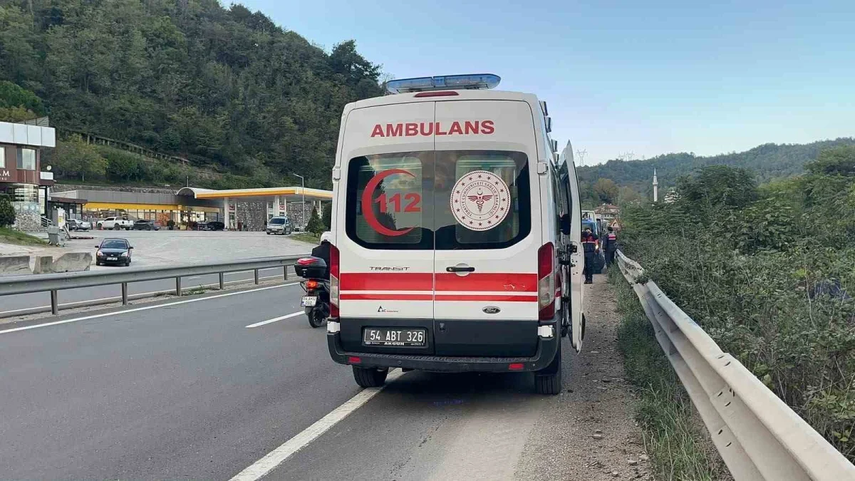 D-650 Geyve'de tuğla yüklü tır devrildi, sürücü yaralı