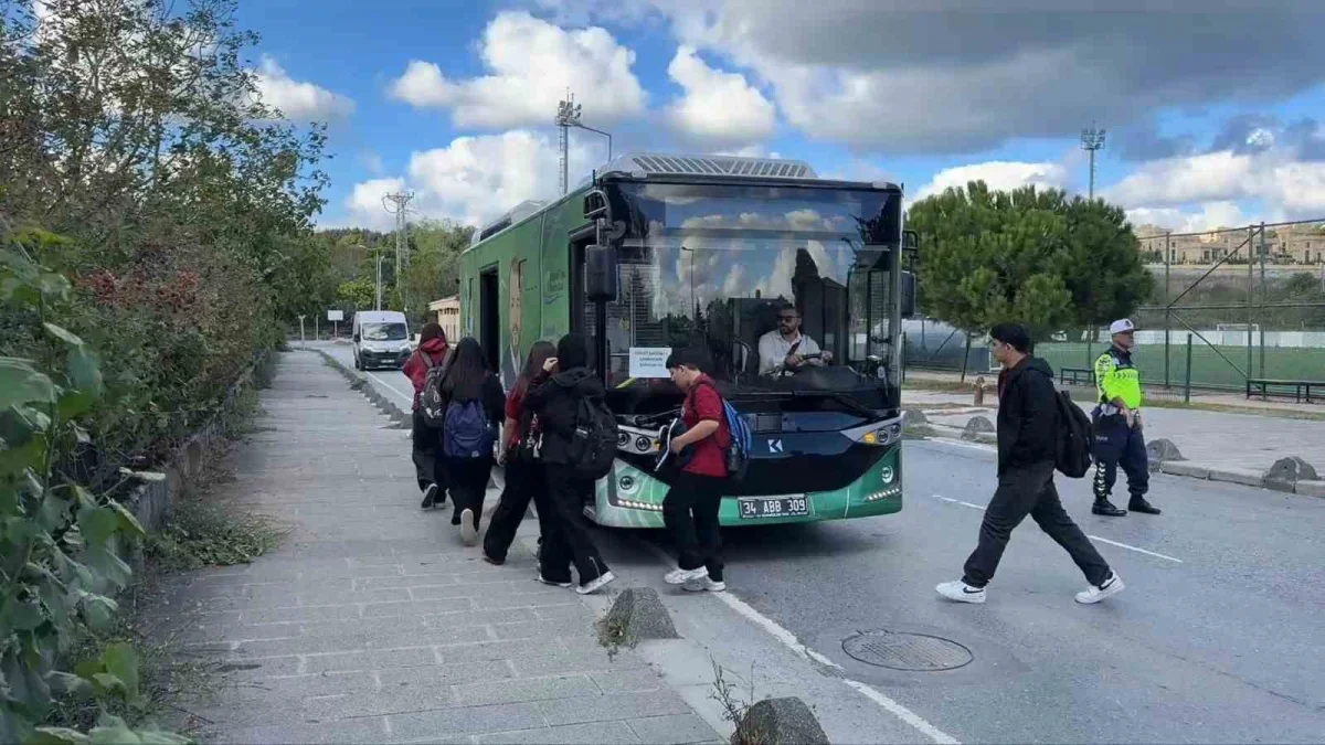 Arnavutköy'de 15 elektrikli araçla ücretsiz okul yolu