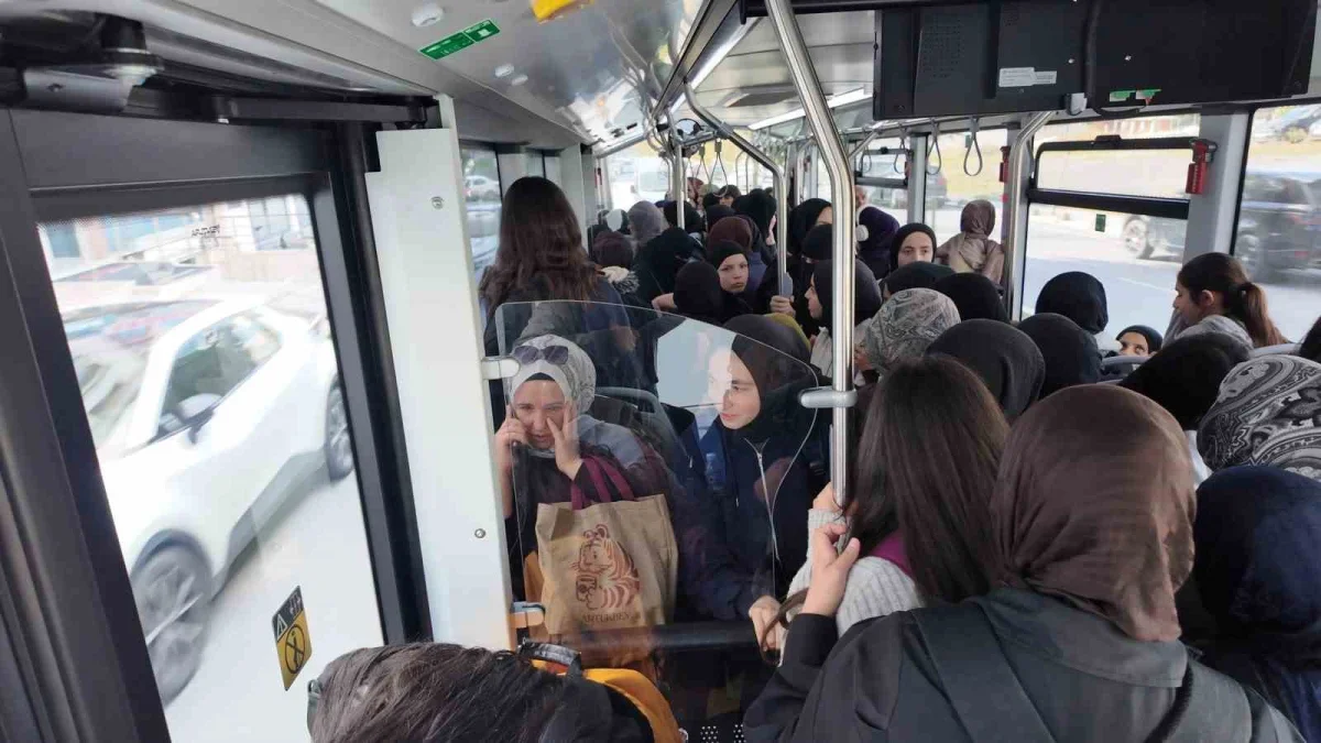 Arnavutköy'de 15 elektrikli araçla ücretsiz okul yolu