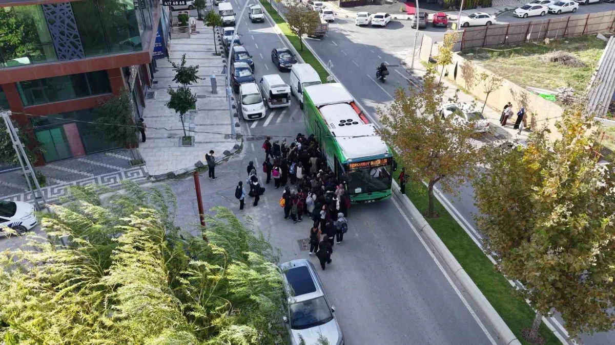 Arnavutköy'de 15 elektrikli araçla ücretsiz okul yolu