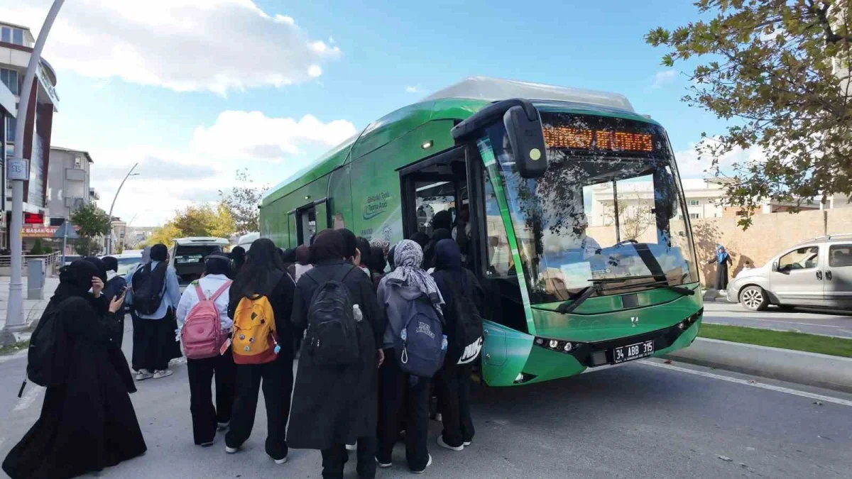 Arnavutköy'de 15 elektrikli araçla ücretsiz okul yolu