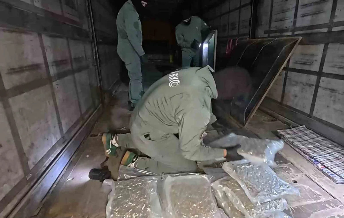 Büyükçekmece'de tırda 84 kilo 700 gram skunk ele geçirildi