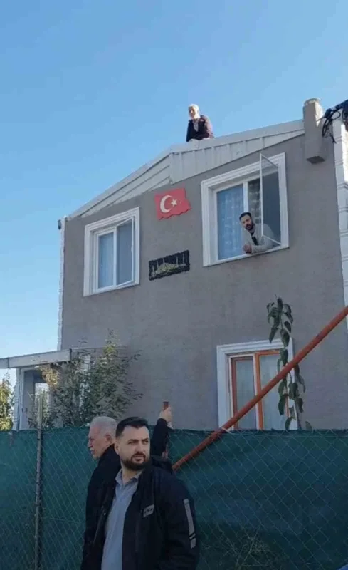 Mudanya'da yıkım gerilimi, vatandaşlar çatıya çıktı