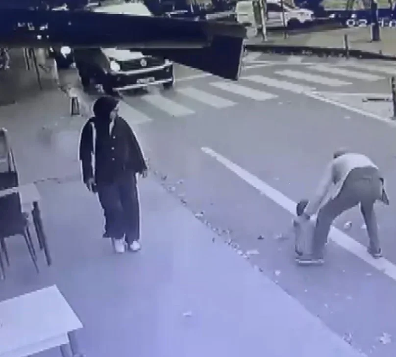 Sarıyer'de esnaf iki kişiyi tehlikeden kurtardı