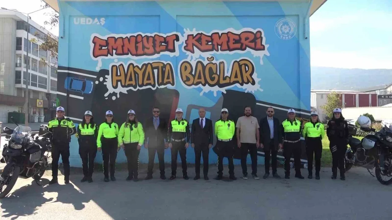 Bursa'da trafolar emniyet kemeri için renklendi
