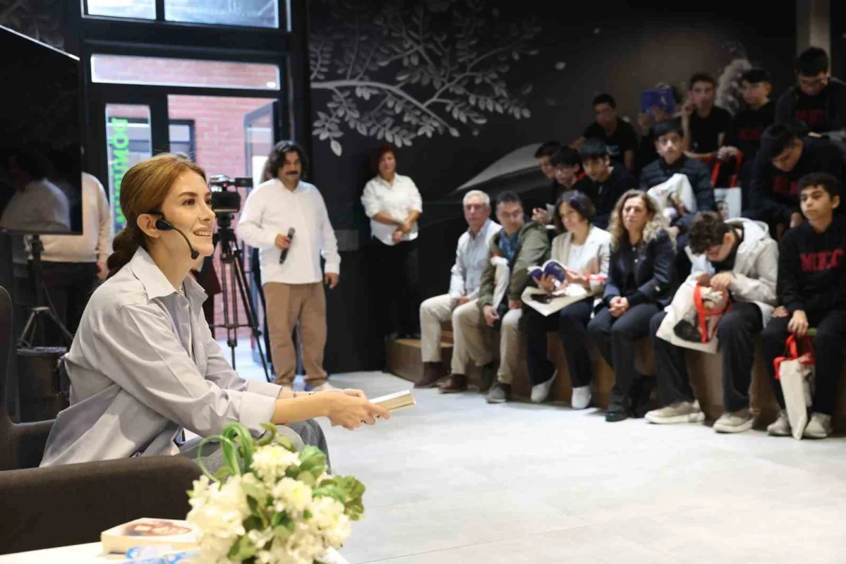Elit Andaç Çam Nilüfer'de şiirleri seslendirdi