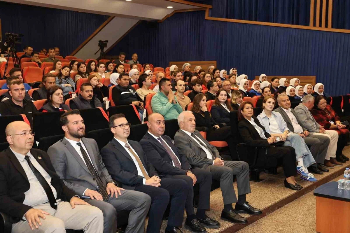 Elit Andaç Çam Nilüfer'de şiirleri seslendirdi
