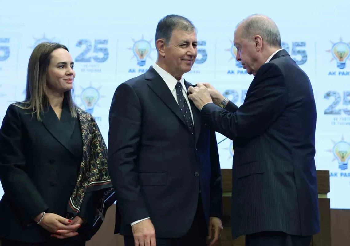 Cemil Tugay AK Parti'ye katıldı, rozeti Erdoğan taktı