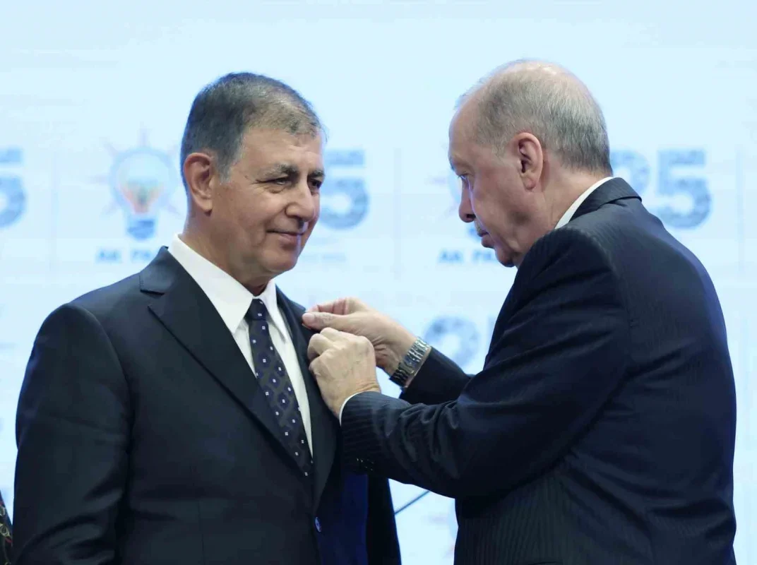 Cemil Tugay AK Parti'ye katıldı, rozeti Erdoğan taktı