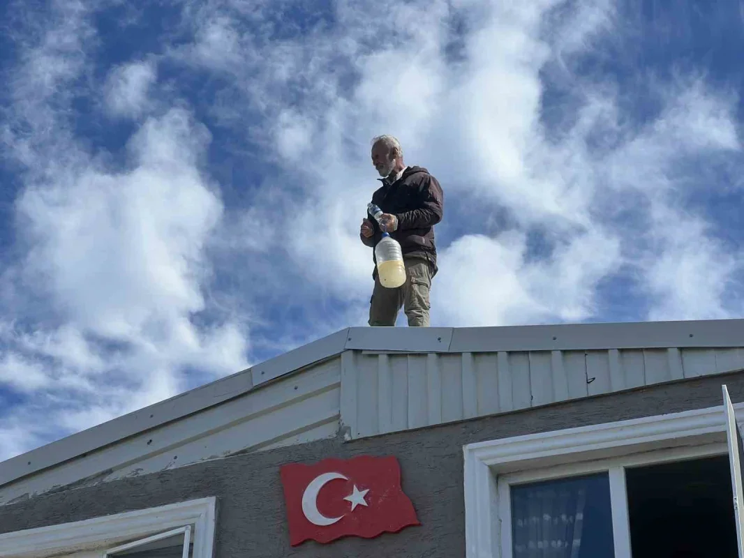 Mudanya'da yıkım durdu, ev sahibi çatıdan indi