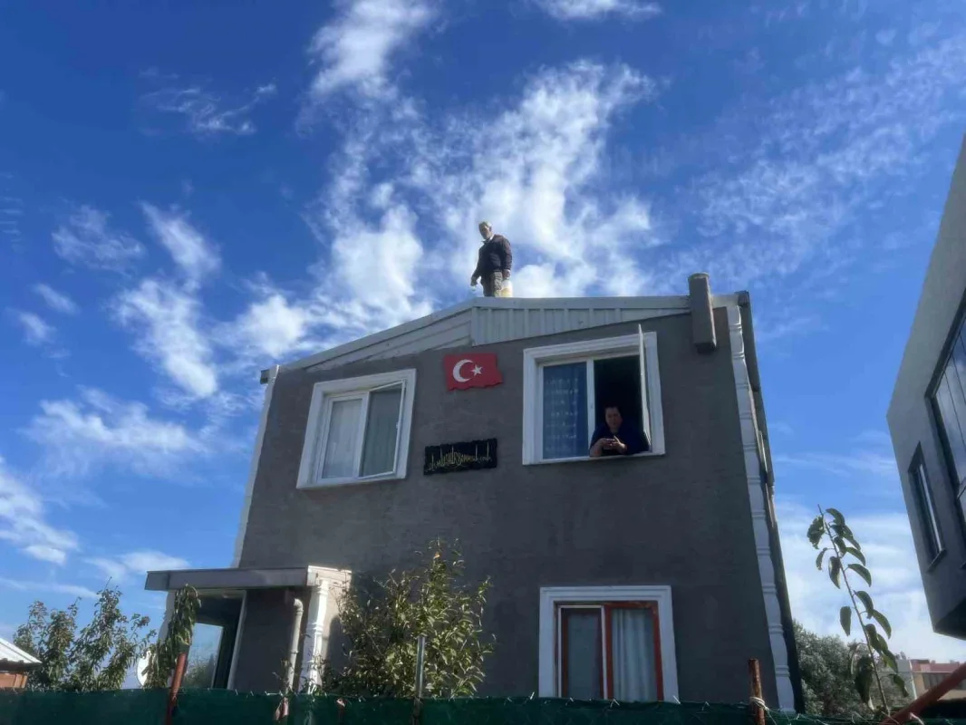 Mudanya'da yıkım durdu, ev sahibi çatıdan indi