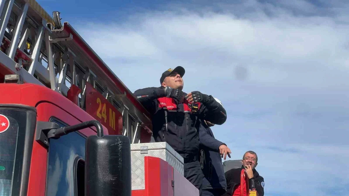 Mudanya'da yıkım durdu, ev sahibi çatıdan indi