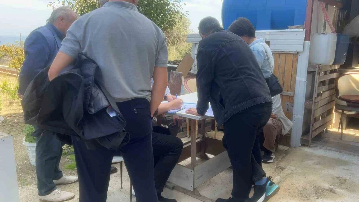Mudanya'da yıkım durdu, ev sahibi çatıdan indi