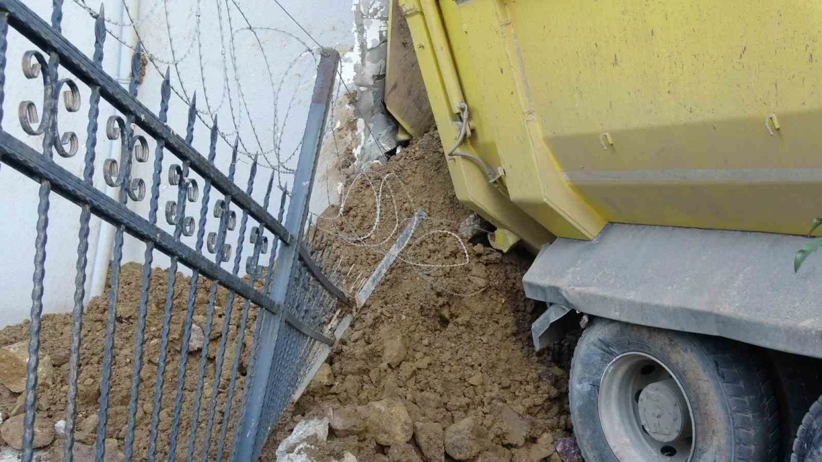 Pendik'te hafriyat kamyonu binaya girdi, sürücü yaralandı