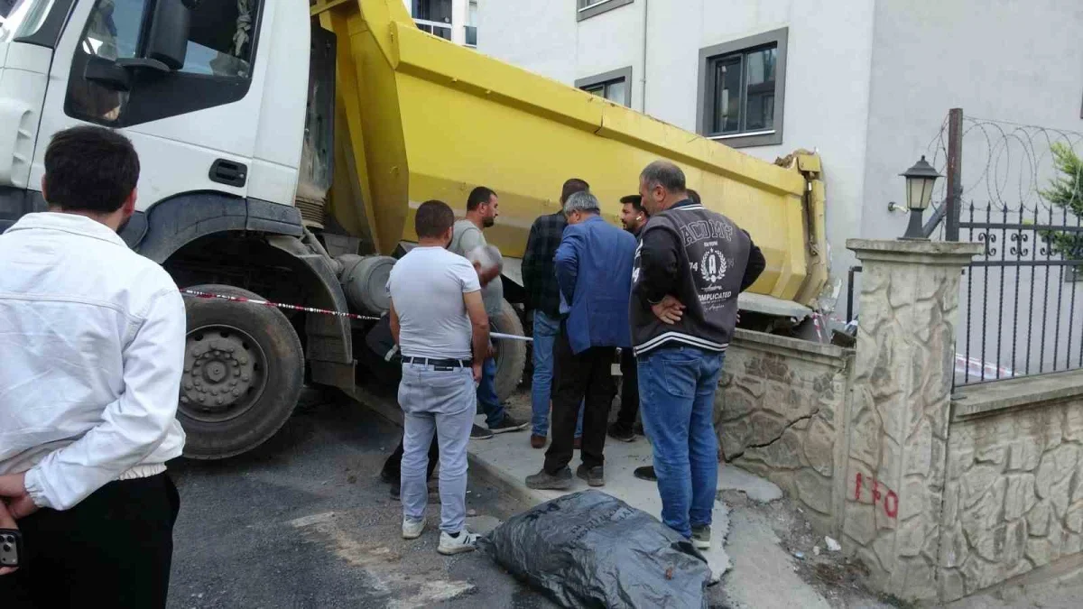 Pendik'te hafriyat kamyonu binaya girdi, sürücü yaralandı