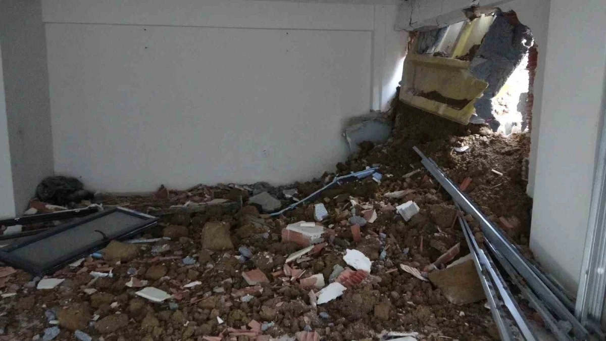 Pendik'te hafriyat kamyonu binaya girdi, sürücü yaralandı