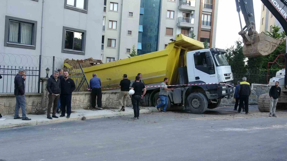 Pendik'te hafriyat kamyonu binaya girdi, sürücü yaralandı