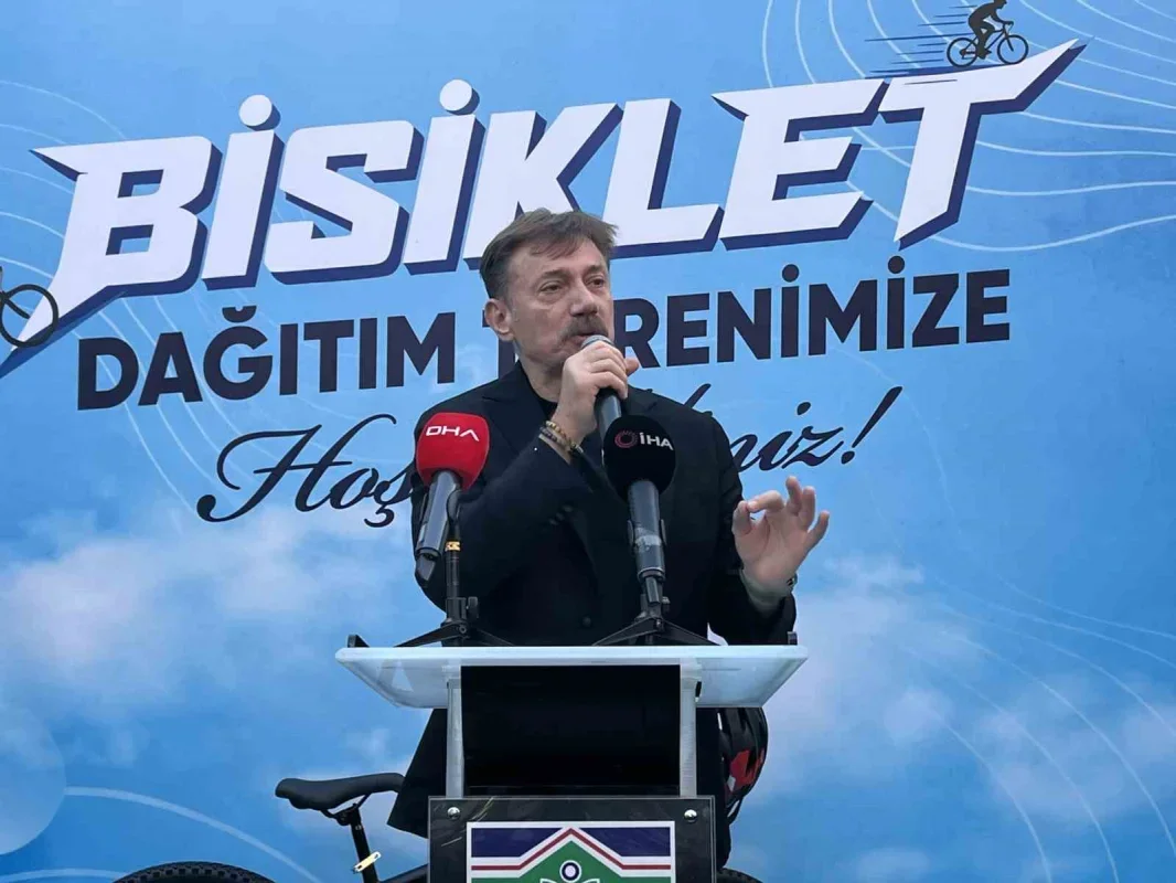 Bahçelievler'de 100 çocuğa bisikletleri teslim edildi