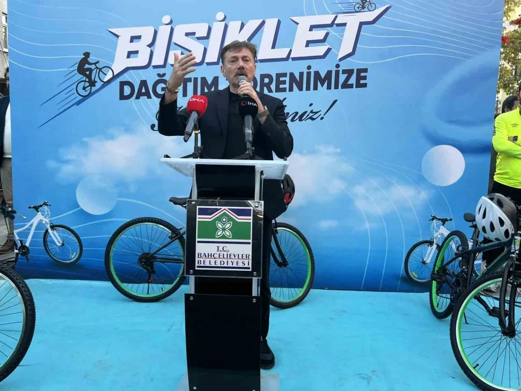 Bahçelievler'de 100 çocuğa bisikletleri teslim edildi