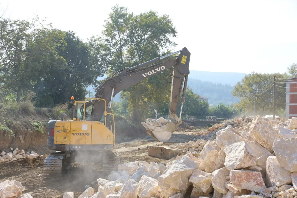Nilüfer'de iki derede 1.350 metrelik taş duvar