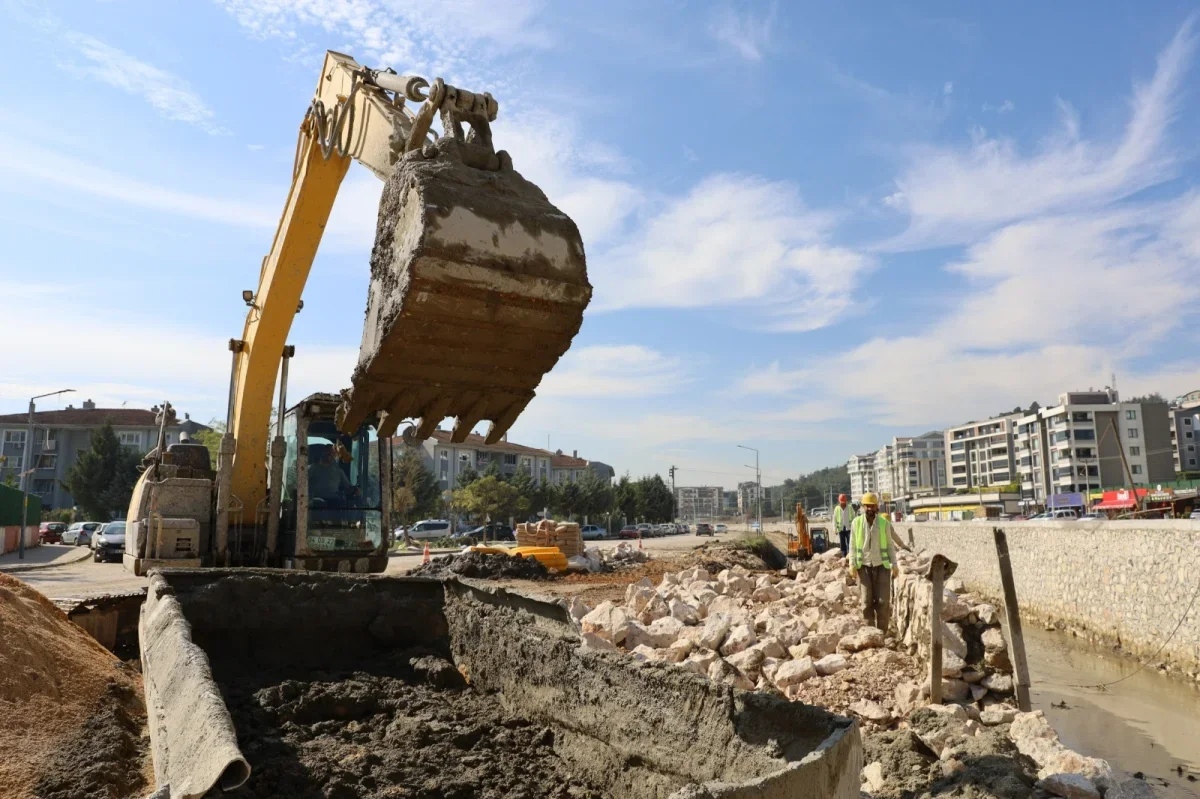 Nilüfer'de iki derede 1.350 metrelik taş duvar