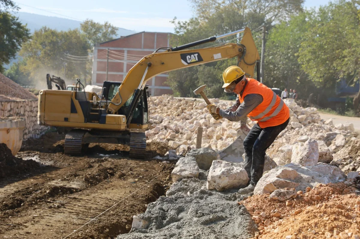 Nilüfer'de iki derede 1.350 metrelik taş duvar