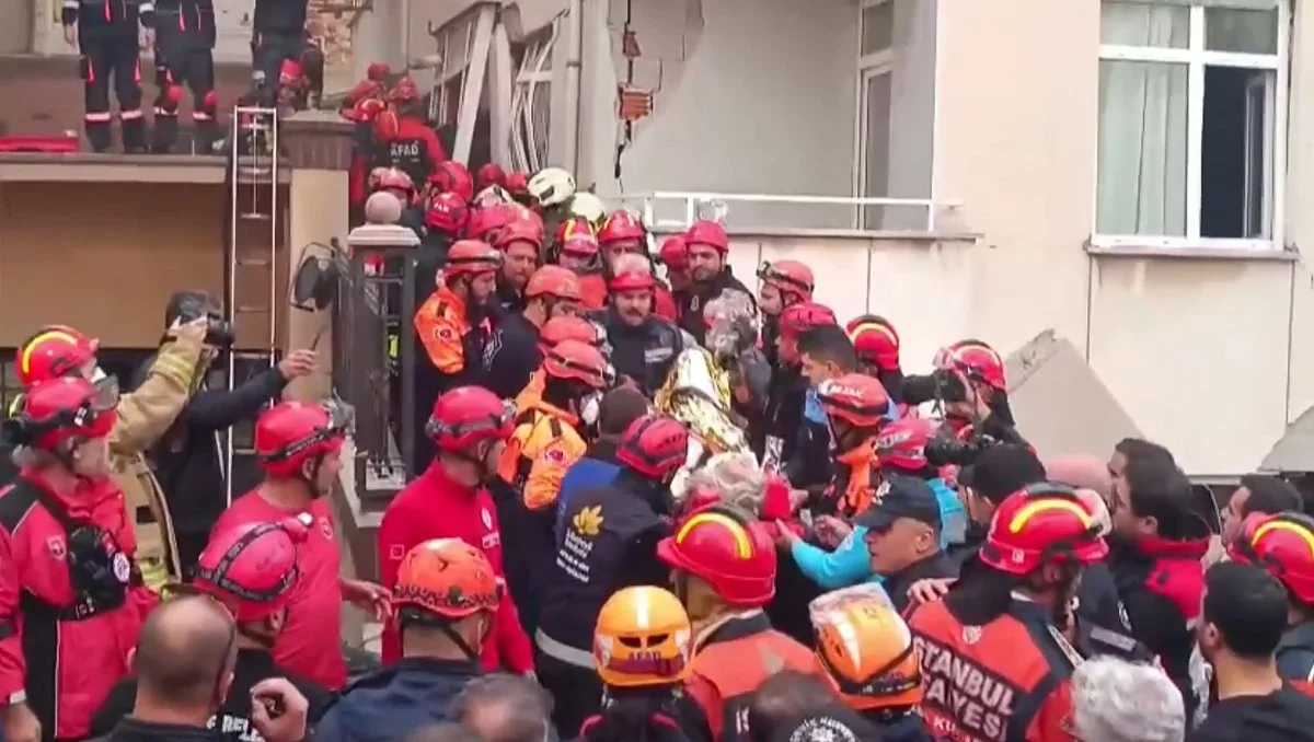 Maltepe'de binada çökme: 8 kişi sağ kurtarıldı