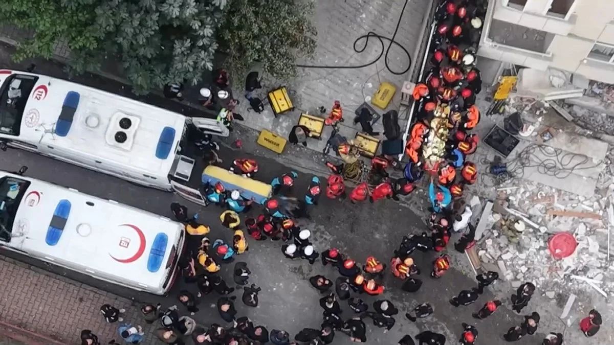 Maltepe'de binada çökme: 8 kişi sağ kurtarıldı