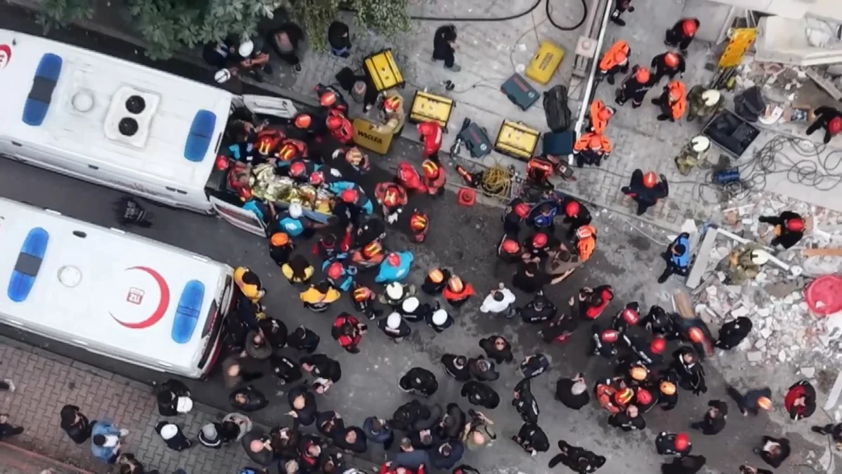 Maltepe'de binada çökme: 8 kişi sağ kurtarıldı