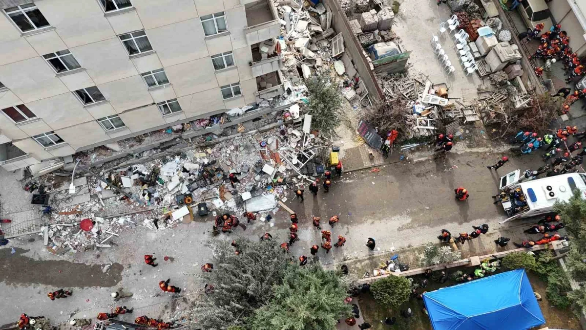 Maltepe'de binada çökme: 8 kişi sağ kurtarıldı