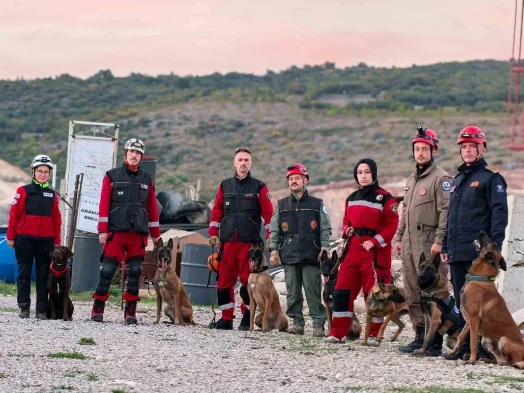 İnegöl'de K9 köpekleri enkazda afete hazırlanıyor