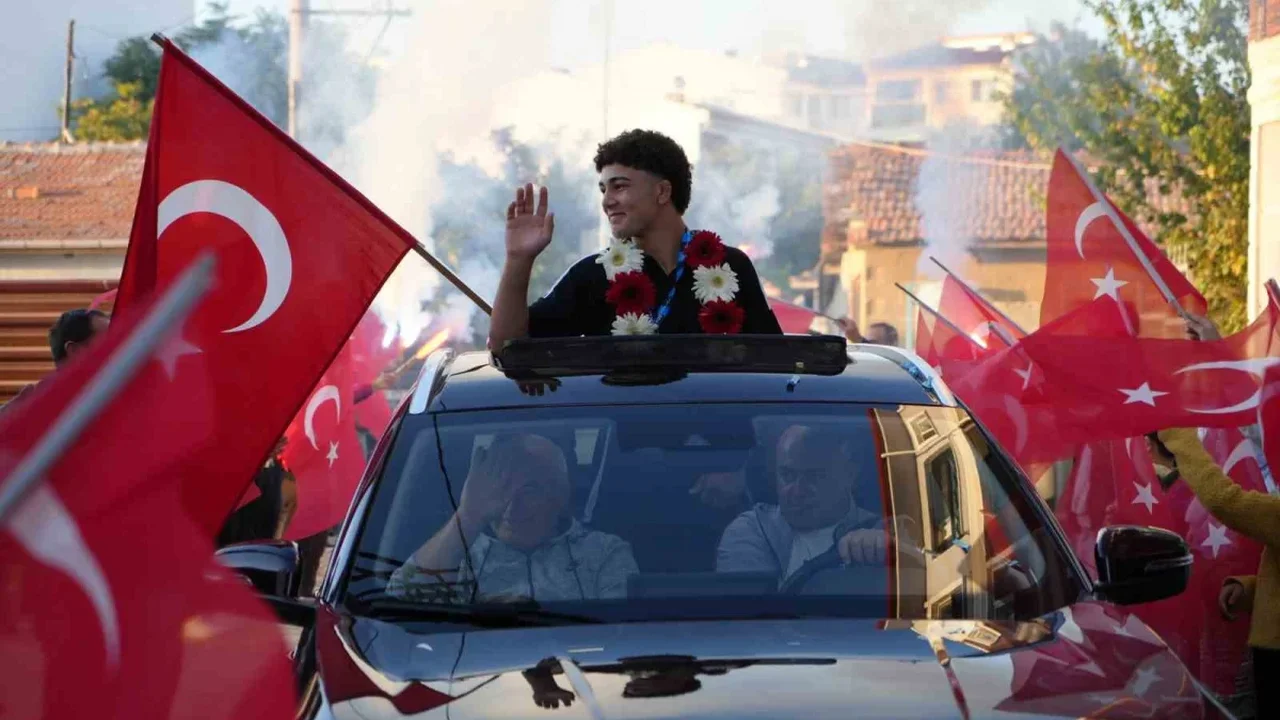 15 yaşındaki Balkan şampiyonu Edirne'de karşılandı
