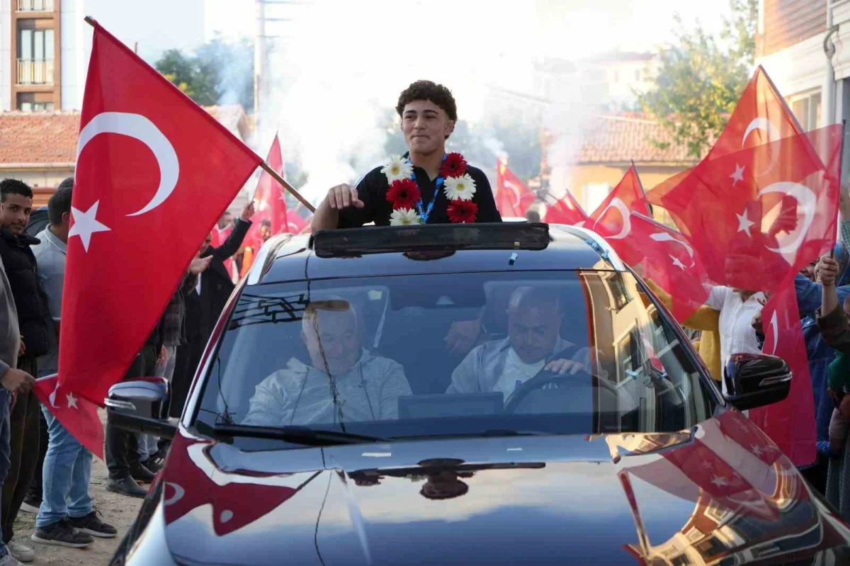 15 yaşındaki Balkan şampiyonu Edirne'de karşılandı