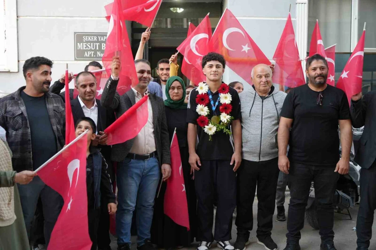 15 yaşındaki Balkan şampiyonu Edirne'de karşılandı