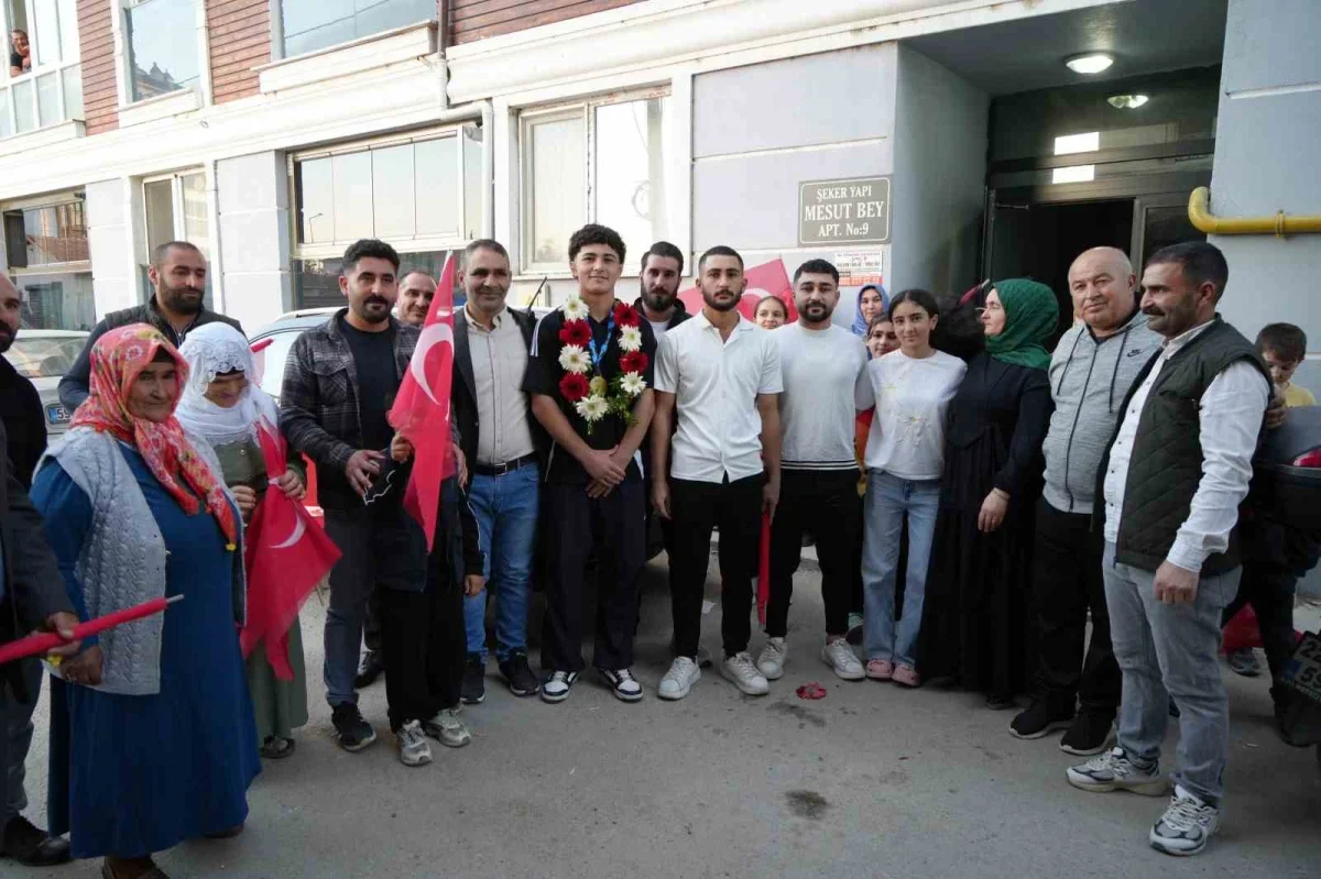 15 yaşındaki Balkan şampiyonu Edirne'de karşılandı