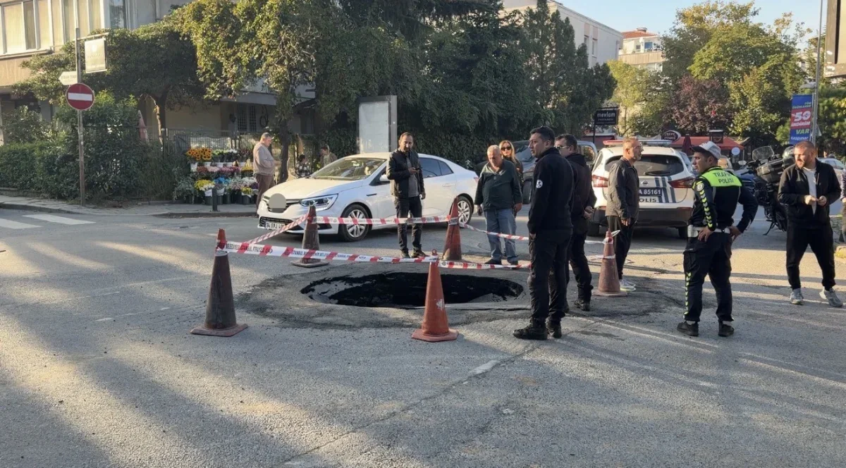 Beşiktaş'ta yol çöktü, trafik tek şeride düştü