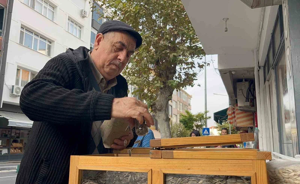 Hayrabolu'da 50 yıldır çekirdek satan Yaşar Başkır