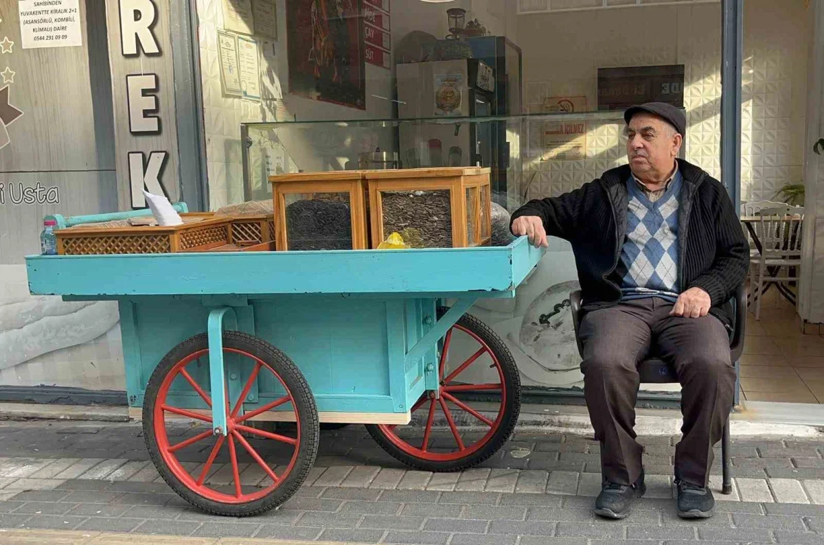 Hayrabolu'da 50 yıldır çekirdek satan Yaşar Başkır