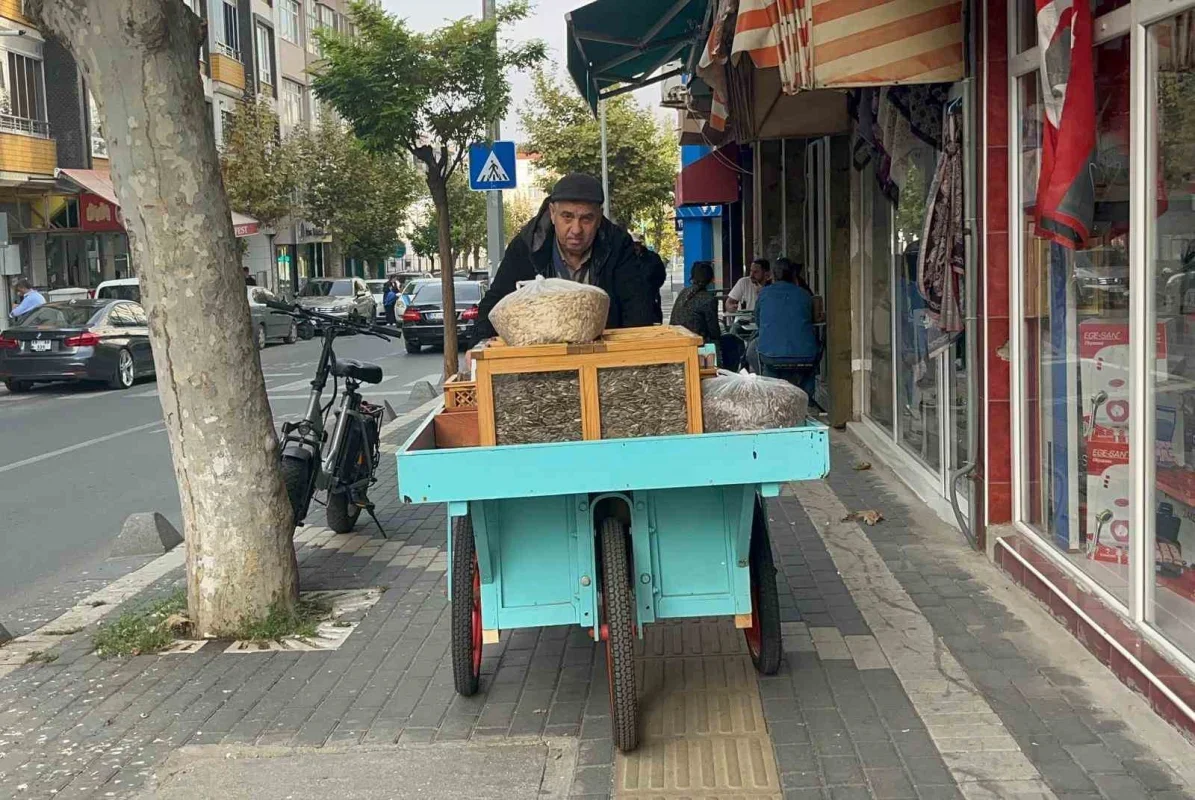 Hayrabolu'da 50 yıldır çekirdek satan Yaşar Başkır