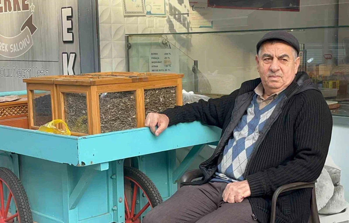 Hayrabolu'da 50 yıldır çekirdek satan Yaşar Başkır