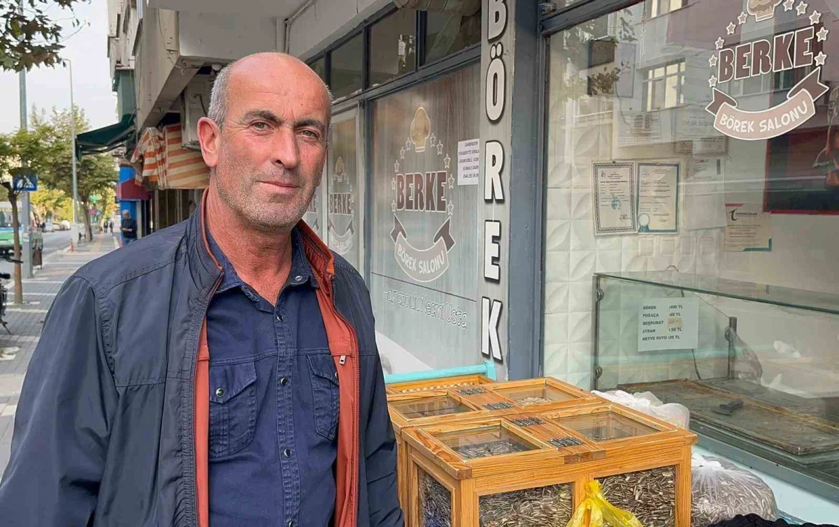 Hayrabolu'da 50 yıldır çekirdek satan Yaşar Başkır