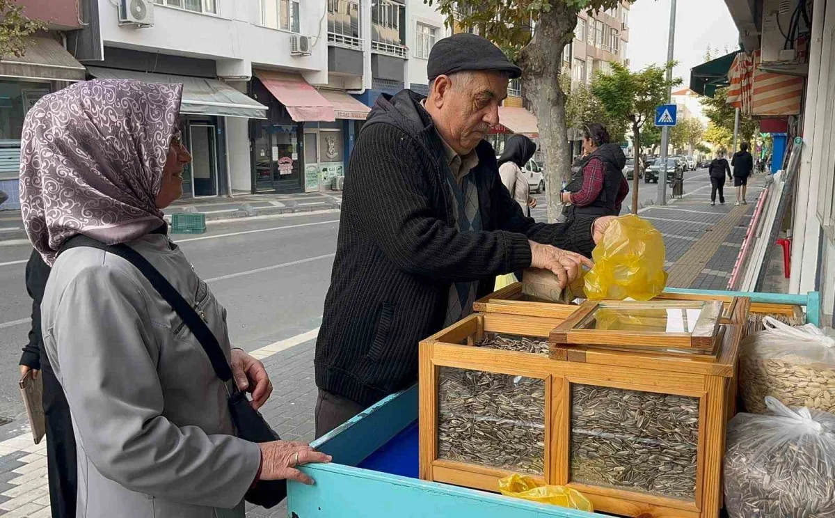 Hayrabolu'da 50 yıldır çekirdek satan Yaşar Başkır
