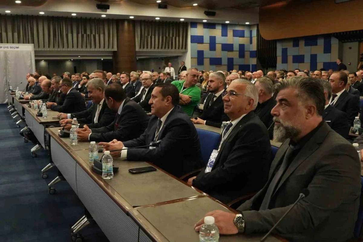 Mahmut Özgener İZTO'da 200 oyla yeniden başkan