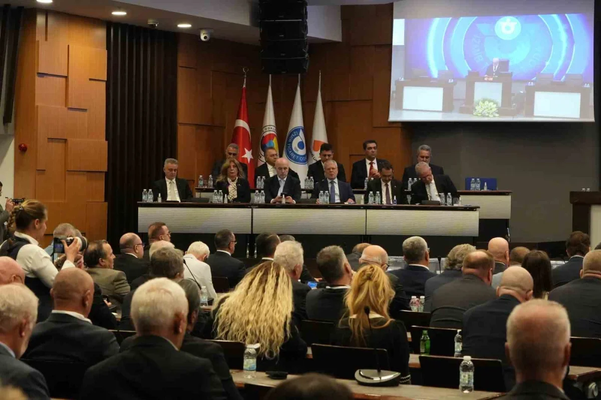 Mahmut Özgener İZTO'da 200 oyla yeniden başkan