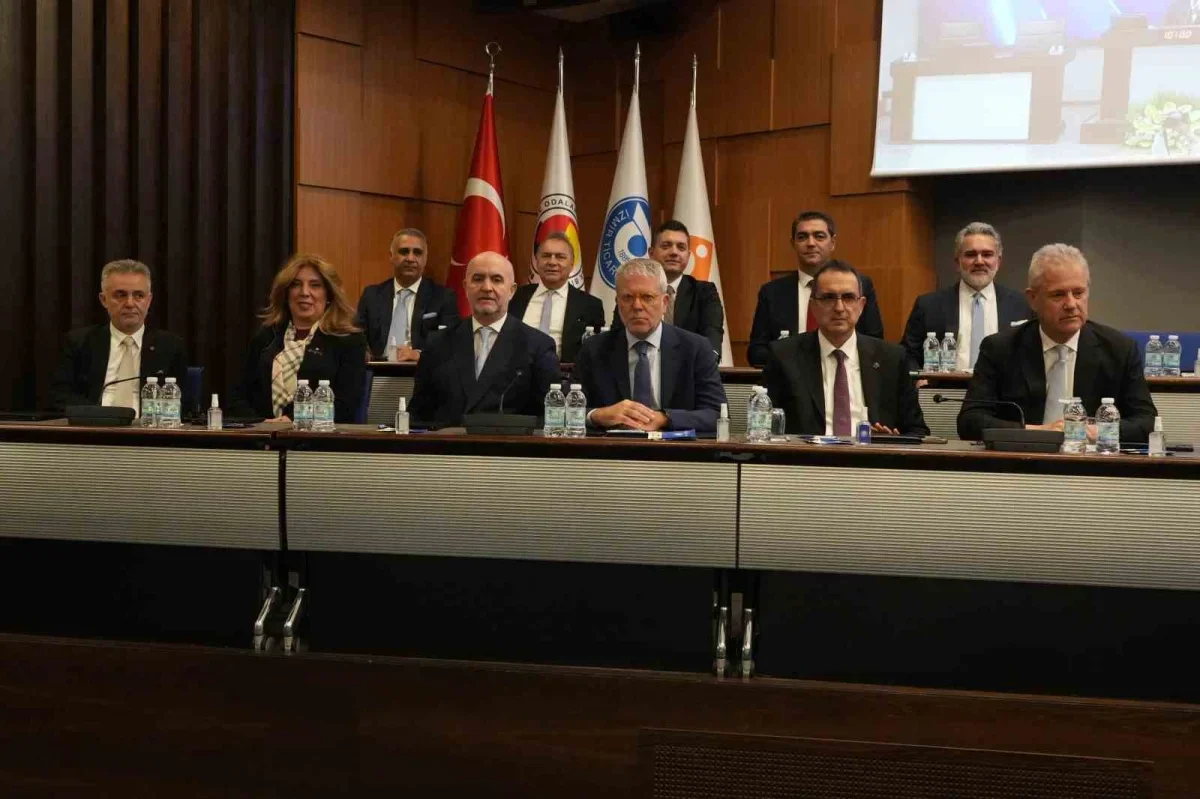 Mahmut Özgener İZTO'da 200 oyla yeniden başkan